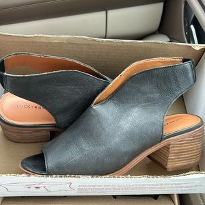 Lucky brand shoe 10 heeled sandals black leather